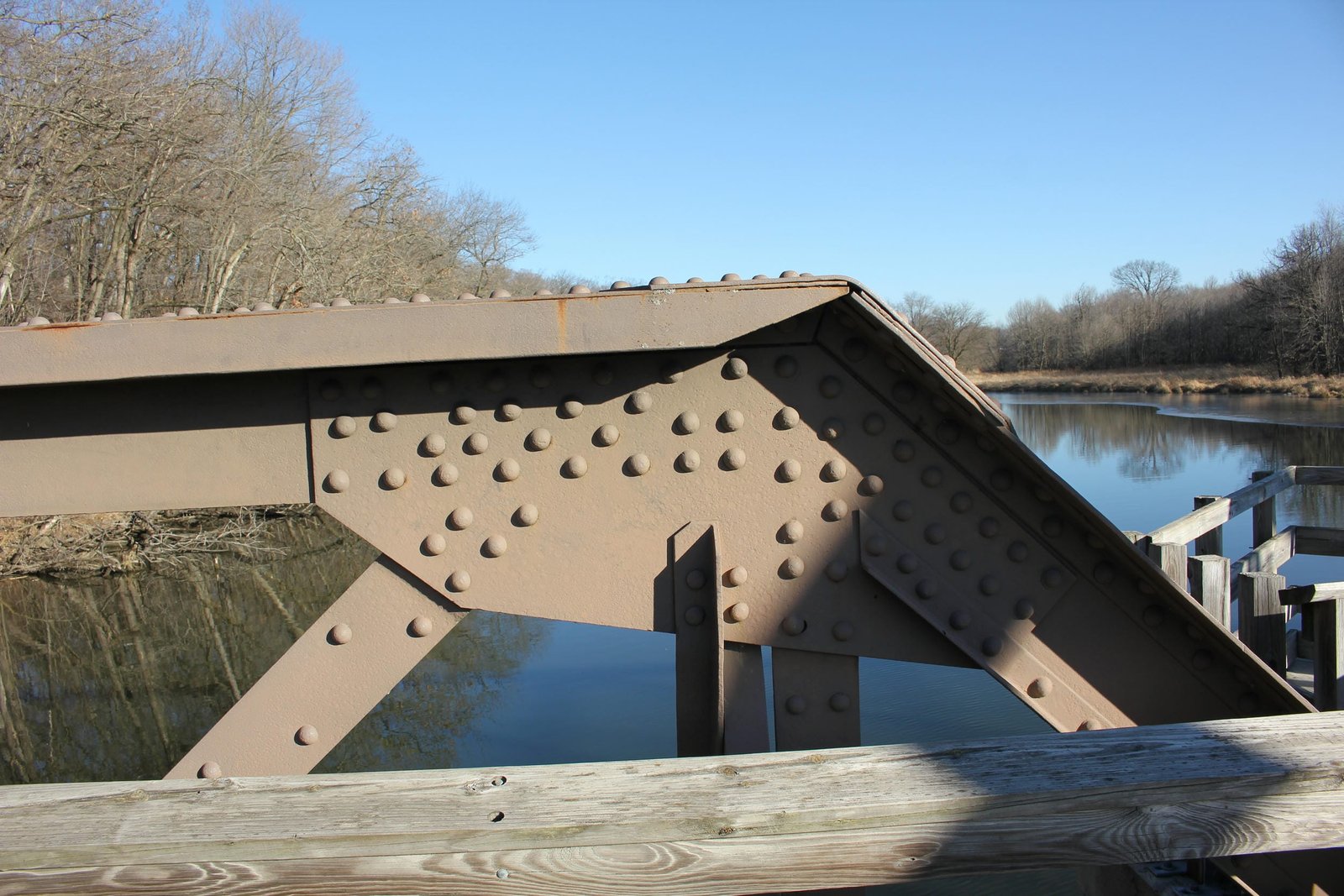 Upper angle connection, pony truss span